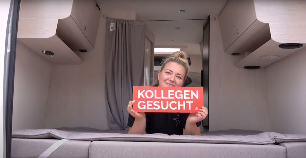 Eine junge Frau lächelt und bewirbt Stellenanzeigen